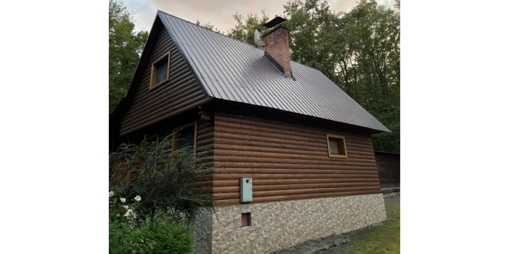 Náter strechy – chata Smolenice